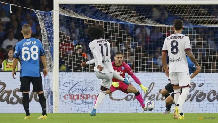Thắng kịch tính Bologna, Napoli trở lại ngôi đầu Serie A - Ảnh 1. Thắng kịch tính Bologna, Napoli trở lại ngôi đầu Serie A - Ảnh 1.