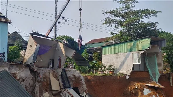 Khắc phục sạt lở bờ sông Thạch Hãn - Ảnh 2. Khắc phục sạt lở bờ sông Thạch Hãn - Ảnh 2.