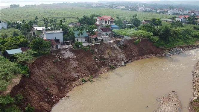 Sạt lở nghiêm trọng bờ sông Đà - Ảnh 2. Sạt lở nghiêm trọng bờ sông Đà - Ảnh 2.