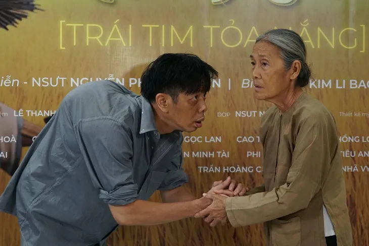 Loạt hình khắc khổ của Thái Hòa trong phim mới sắp lên sóng VTV - Ảnh 1. Loạt hình khắc khổ của Thái Hòa trong phim mới sắp lên sóng VTV - Ảnh 1.
