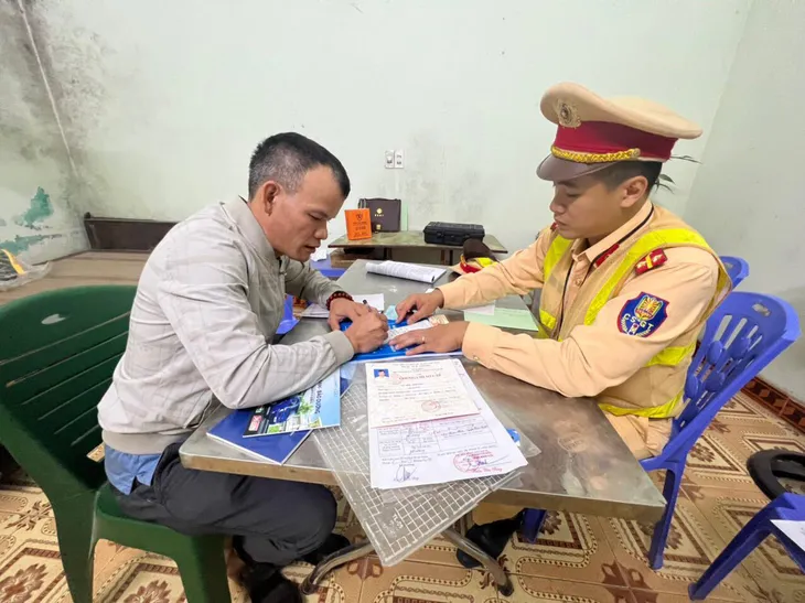 Xử lý nghiêm tài xế không nhường đường cho xe cứu thương chở người bị vỡ gan - Ảnh 2. Xử lý nghiêm tài xế không nhường đường cho xe cứu thương chở người bị vỡ gan - Ảnh 2.