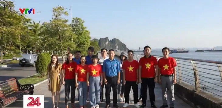 Nhóm bạn trẻ nhặt rác vì một Hạ Long xanh - Ảnh 1. Nhóm bạn trẻ nhặt rác vì một Hạ Long xanh - Ảnh 1.