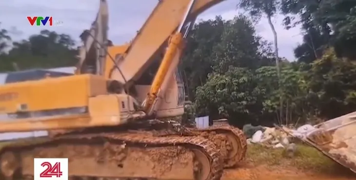 Khai thác vàng trái phép tại Đắk Nông: Rầm rộ máy móc, hung hăng, sẵn sàng chống đối - Ảnh 1.