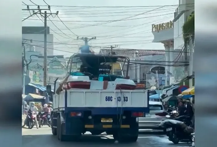 Xe tải làm đứt đường dây điện ở Phú Quốc - Ảnh 1. Xe tải làm đứt đường dây điện ở Phú Quốc - Ảnh 1.