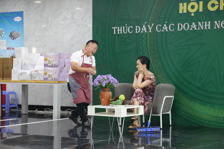 Công đoàn Đài THVN tổ chức mít tinh, hội chợ chào mừng ngày Phụ nữ Việt Nam - Ảnh 6. Công đoàn Đài THVN tổ chức mít tinh, hội chợ chào mừng ngày Phụ nữ Việt Nam - Ảnh 6.