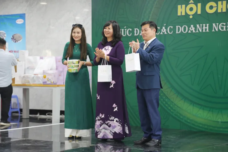 Công đoàn Đài THVN tổ chức mít tinh, hội chợ chào mừng ngày Phụ nữ Việt Nam - Ảnh 8. Công đoàn Đài THVN tổ chức mít tinh, hội chợ chào mừng ngày Phụ nữ Việt Nam - Ảnh 8.