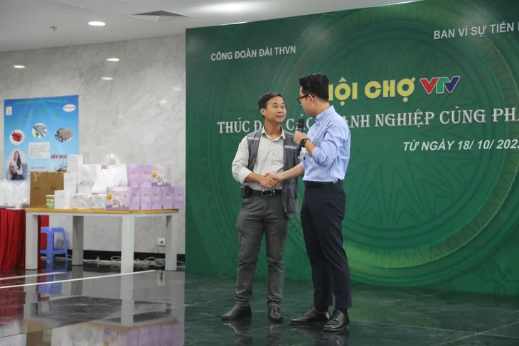 Công đoàn Đài THVN tổ chức mít tinh, hội chợ chào mừng ngày Phụ nữ Việt Nam - Ảnh 9. Công đoàn Đài THVN tổ chức mít tinh, hội chợ chào mừng ngày Phụ nữ Việt Nam - Ảnh 9.