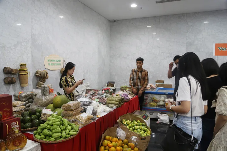 Công đoàn Đài THVN tổ chức mít tinh, hội chợ chào mừng ngày Phụ nữ Việt Nam - Ảnh 16. Công đoàn Đài THVN tổ chức mít tinh, hội chợ chào mừng ngày Phụ nữ Việt Nam - Ảnh 16.