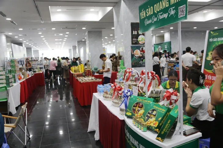 Công đoàn Đài THVN tổ chức mít tinh, hội chợ chào mừng ngày Phụ nữ Việt Nam - Ảnh 17. Công đoàn Đài THVN tổ chức mít tinh, hội chợ chào mừng ngày Phụ nữ Việt Nam - Ảnh 17.