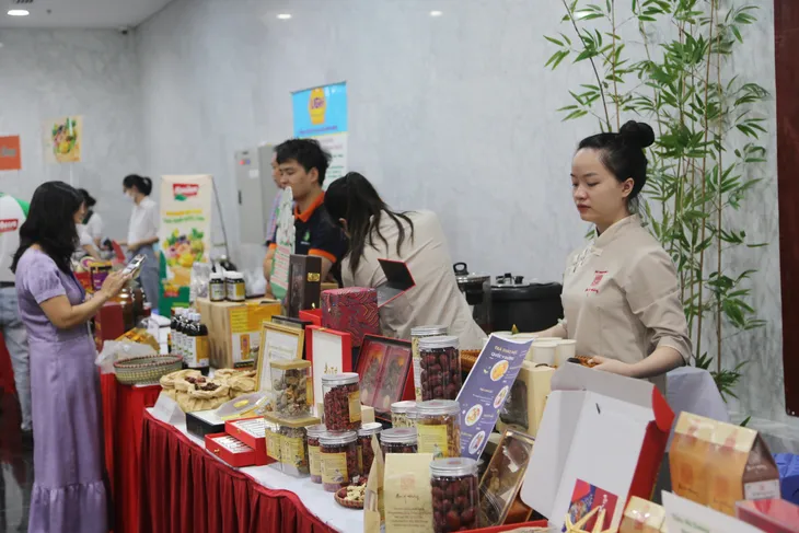 Công đoàn Đài THVN tổ chức mít tinh, hội chợ chào mừng ngày Phụ nữ Việt Nam - Ảnh 20. Công đoàn Đài THVN tổ chức mít tinh, hội chợ chào mừng ngày Phụ nữ Việt Nam - Ảnh 20.