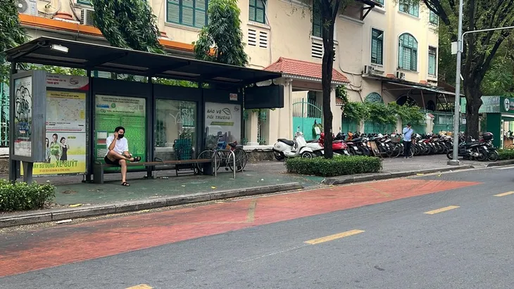 TP Hồ Chí Minh thí điểm sơn phản quang ở điểm dừng xe bus - Ảnh 1. TP Hồ Chí Minh thí điểm sơn phản quang ở điểm dừng xe bus - Ảnh 1.