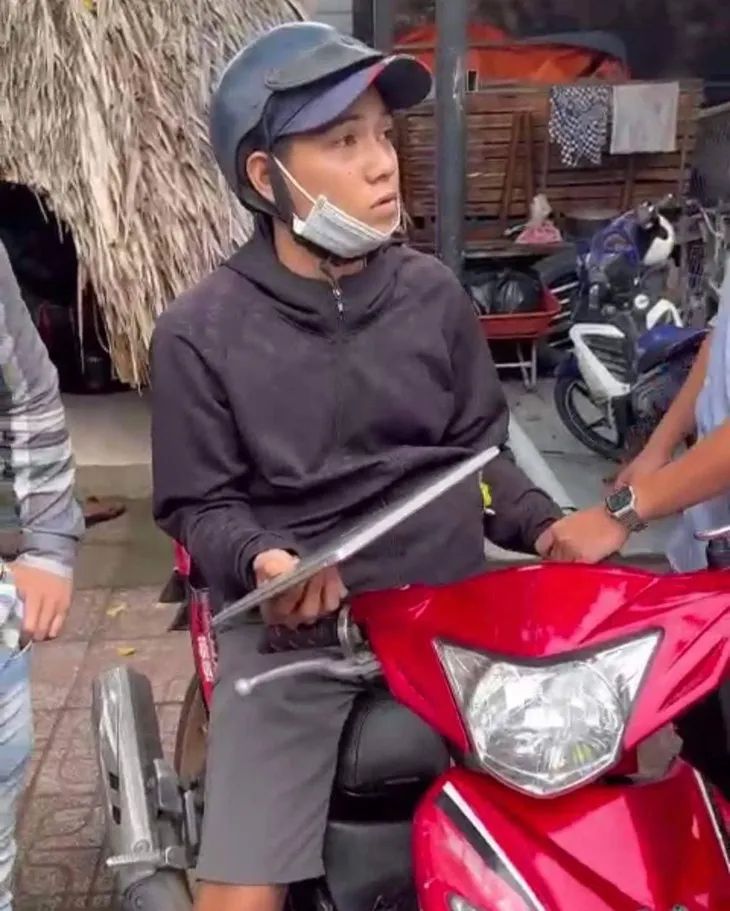 Video: Kẻ cướp xông vào nhà giật túi xách của người phụ nữ - Ảnh 2. Video: Kẻ cướp xông vào nhà giật túi xách của người phụ nữ - Ảnh 2.