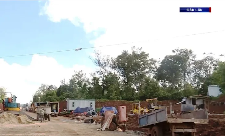 Vướng giải phóng mặt bằng, dự án trọng điểm phải thi công cầm chừng - Ảnh 3. Vướng giải phóng mặt bằng, dự án trọng điểm phải thi công cầm chừng - Ảnh 3.