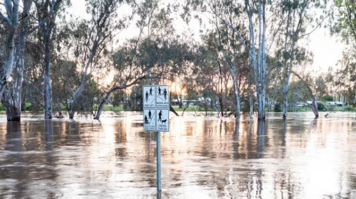 Cư dân thị trấn ngập nước ở Australia hộ đê, xếp bao cát trước khi mưa to tiếp diễn - Ảnh 1. Cư dân thị trấn ngập nước ở Australia hộ đê, xếp bao cát trước khi mưa to tiếp diễn - Ảnh 1.