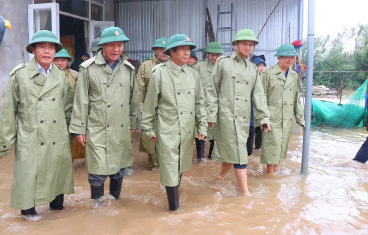 Phó Thủ tướng Lê Văn Thành kiểm tra công tác khắc phục thiệt hại do mưa lũ tại Thừa Thiên - Huế - Ảnh 1. Phó Thủ tướng Lê Văn Thành kiểm tra công tác khắc phục thiệt hại do mưa lũ tại Thừa Thiên - Huế - Ảnh 1.