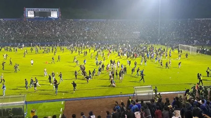 Bạo loạn tại giải bóng đá VĐQG Indonesia: Hơn 120 người thiệt mạng - Ảnh 1. Bạo loạn tại giải bóng đá VĐQG Indonesia: Hơn 120 người thiệt mạng - Ảnh 1.