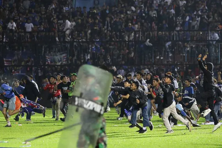 Ít nhất 174 người thiệt mạng, Indonesia điều tra vụ bạo loạn và giẫm đạp trên sân cỏ - Ảnh 1. Ít nhất 174 người thiệt mạng, Indonesia điều tra vụ bạo loạn và giẫm đạp trên sân cỏ - Ảnh 1.