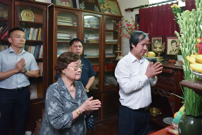 Bộ trưởng Nguyễn Kim Sơn thăm gia đình cố Giáo sư Nguyễn Đình Tứ - Ảnh 1. Bộ trưởng Nguyễn Kim Sơn thăm gia đình cố Giáo sư Nguyễn Đình Tứ - Ảnh 1.