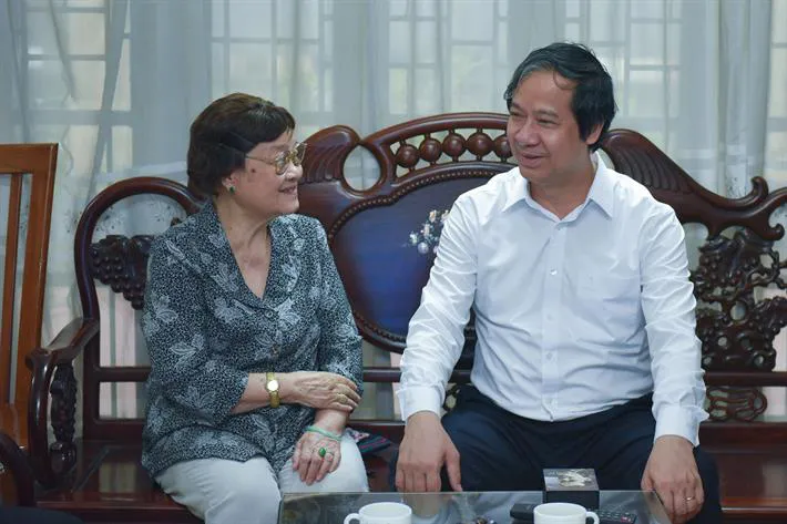 Bộ trưởng Nguyễn Kim Sơn thăm gia đình cố Giáo sư Nguyễn Đình Tứ - Ảnh 2. Bộ trưởng Nguyễn Kim Sơn thăm gia đình cố Giáo sư Nguyễn Đình Tứ - Ảnh 2.