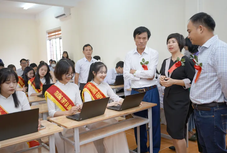 Lenovo và các đối tác Microsoft và AMD chung tay thúc đẩy số hóa giáo dục - Ảnh 1. Lenovo và các đối tác Microsoft và AMD chung tay thúc đẩy số hóa giáo dục - Ảnh 1.