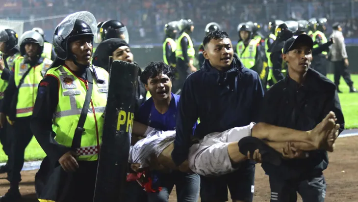 Ít nhất 174 người thiệt mạng, Indonesia điều tra vụ bạo loạn và giẫm đạp trên sân cỏ - Ảnh 3. Ít nhất 174 người thiệt mạng, Indonesia điều tra vụ bạo loạn và giẫm đạp trên sân cỏ - Ảnh 3.
