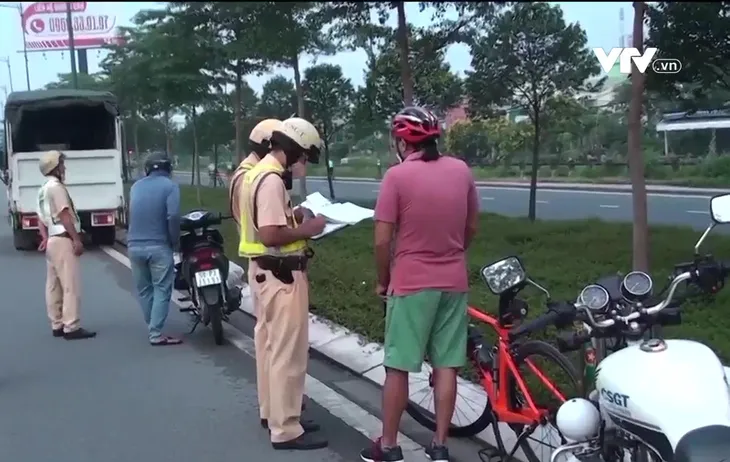 TP Hồ Chí Minh: Xử phạt nhiều người đi xe đạp cố tình đi vào làn cấm - Ảnh 2. TP Hồ Chí Minh: Xử phạt nhiều người đi xe đạp cố tình đi vào làn cấm - Ảnh 2.