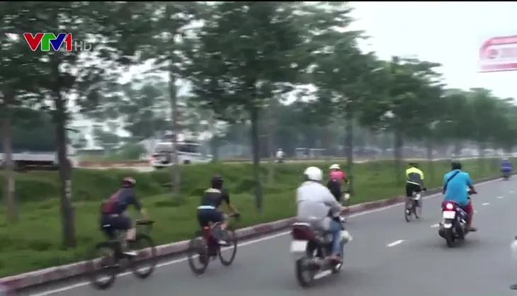 TP Hồ Chí Minh: Xử phạt nhiều người đi xe đạp cố tình đi vào làn cấm - Ảnh 1. TP Hồ Chí Minh: Xử phạt nhiều người đi xe đạp cố tình đi vào làn cấm - Ảnh 1.