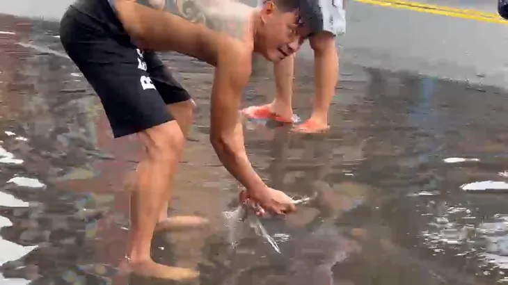 Vũng Tàu: Sạt lở núi, đường biến thành sông, người dân mang lưới ra bắt cá - Ảnh 3. Vũng Tàu: Sạt lở núi, đường biến thành sông, người dân mang lưới ra bắt cá - Ảnh 3.