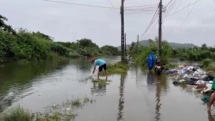 Vũng Tàu: Sạt lở núi, đường biến thành sông, người dân mang lưới ra bắt cá - Ảnh 4. Vũng Tàu: Sạt lở núi, đường biến thành sông, người dân mang lưới ra bắt cá - Ảnh 4.