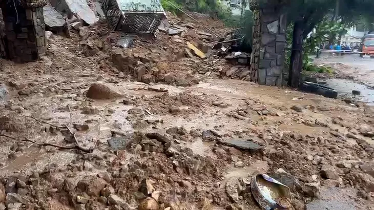 Vũng Tàu: Sạt lở núi, đường biến thành sông, người dân mang lưới ra bắt cá - Ảnh 7. Vũng Tàu: Sạt lở núi, đường biến thành sông, người dân mang lưới ra bắt cá - Ảnh 7.