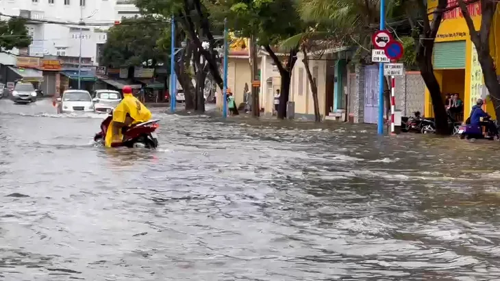 Vũng Tàu: Sạt lở núi, đường biến thành sông, người dân mang lưới ra bắt cá - Ảnh 1. Vũng Tàu: Sạt lở núi, đường biến thành sông, người dân mang lưới ra bắt cá - Ảnh 1.