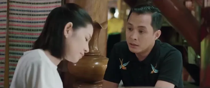 Thông gia ngõ hẹp - Tập 10: Mai có kẻ bám đuôi? - Ảnh 1. Thông gia ngõ hẹp - Tập 10: Mai có kẻ bám đuôi? - Ảnh 1.