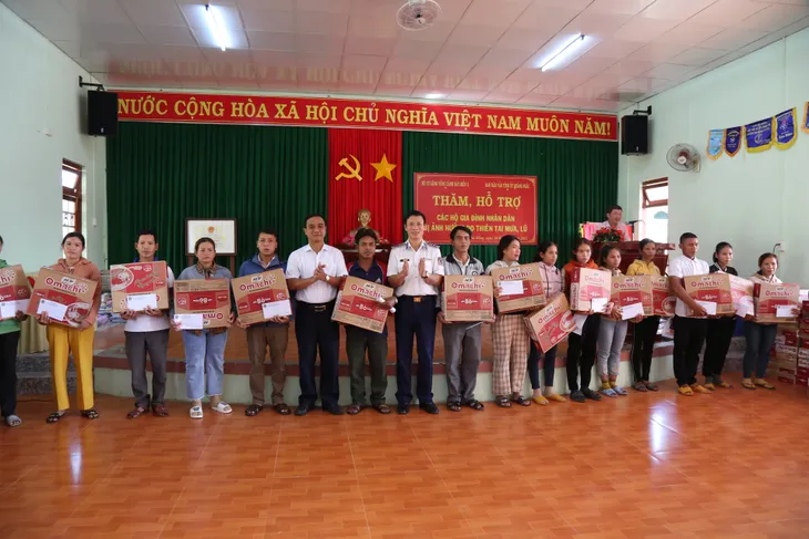 Cảnh sát biển hỗ trợ nhân dân huyện Trà Bồng khắc phục hậu quả mưa lũ - Ảnh 2. Cảnh sát biển hỗ trợ nhân dân huyện Trà Bồng khắc phục hậu quả mưa lũ - Ảnh 2.