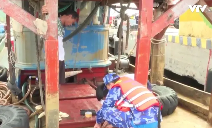 Ngăn chặn buôn lậu dầu để hạn chế đánh bắt trái phép - Ảnh 1. Ngăn chặn buôn lậu dầu để hạn chế đánh bắt trái phép - Ảnh 1.