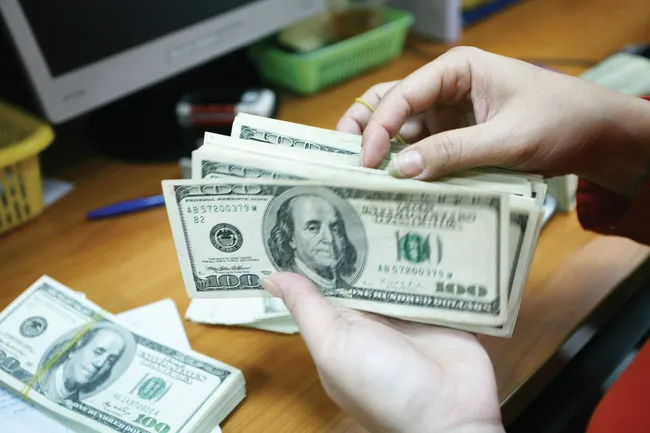 Vàng xuống thấp, giá USD tăng cao - Ảnh 1. Vàng xuống thấp, giá USD tăng cao - Ảnh 1.
