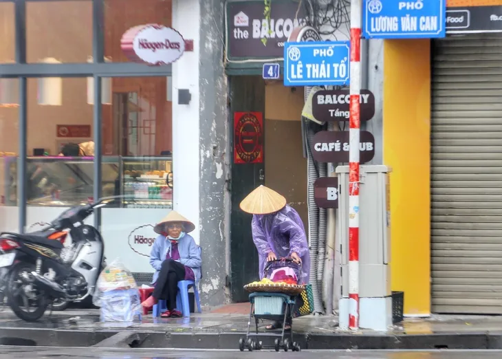 Hà Nội: Người lao động cặm cụi mưu sinh trong mưa rét - Ảnh 10.