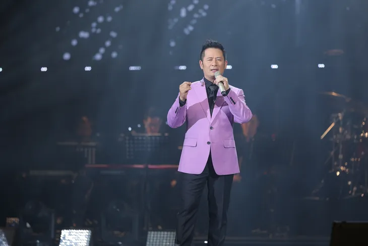 Bằng Kiều say sưa hát quá nửa đêm trong live concert Người Tình - Ảnh 1. Bằng Kiều say sưa hát quá nửa đêm trong live concert Người Tình - Ảnh 1.