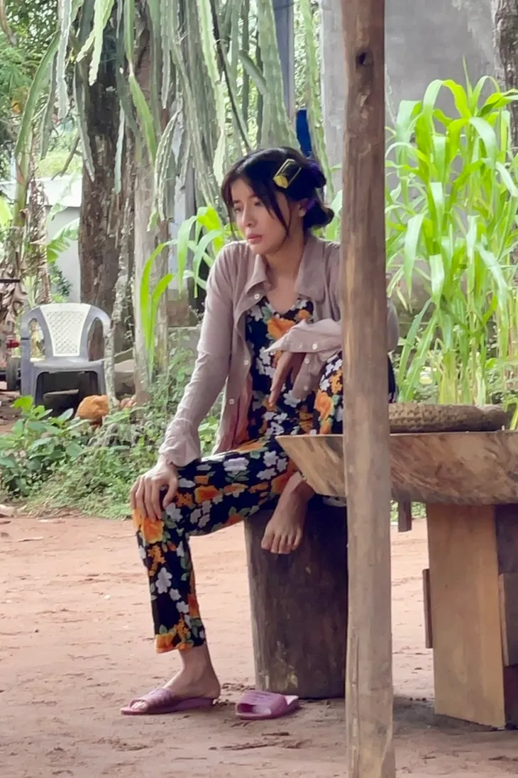 Cao Thái Hà mua đồ si cho vai diễn mới trong Mẹ rơm - Ảnh 1. Cao Thái Hà mua đồ si cho vai diễn mới trong Mẹ rơm - Ảnh 1.