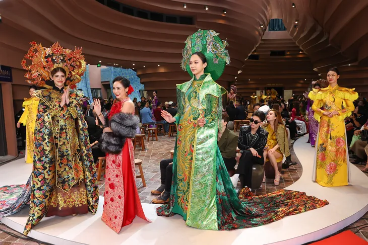 Gần 100 người mẫu, 8 nhà thiết kế tỏa sáng tại VC Fashion Show - Bước chân di sản - Ảnh 4. Gần 100 người mẫu, 8 nhà thiết kế tỏa sáng tại VC Fashion Show - Bước chân di sản - Ảnh 4.