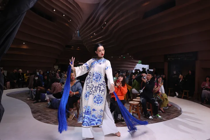 Gần 100 người mẫu, 8 nhà thiết kế tỏa sáng tại VC Fashion Show - Bước chân di sản - Ảnh 3. Gần 100 người mẫu, 8 nhà thiết kế tỏa sáng tại VC Fashion Show - Bước chân di sản - Ảnh 3.