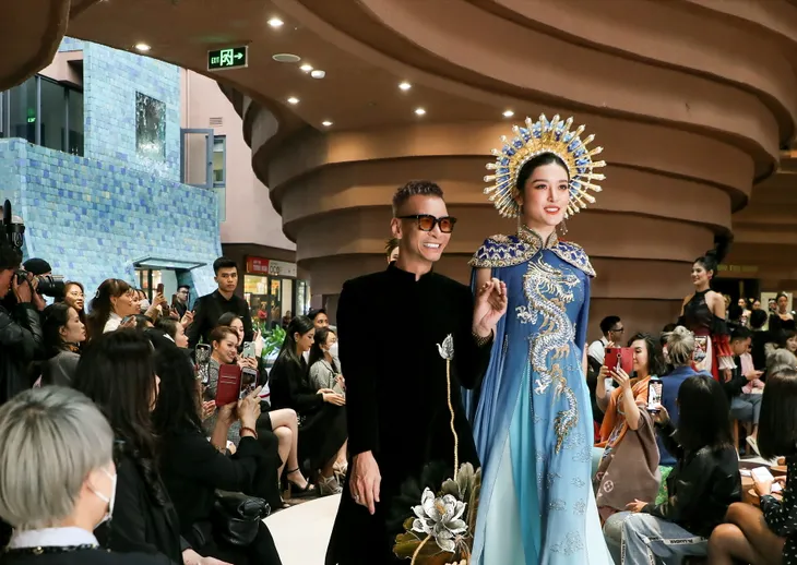 Gần 100 người mẫu, 8 nhà thiết kế tỏa sáng tại VC Fashion Show - Bước chân di sản - Ảnh 7. Gần 100 người mẫu, 8 nhà thiết kế tỏa sáng tại VC Fashion Show - Bước chân di sản - Ảnh 7.