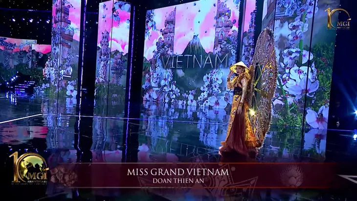 Miss Grand International 2022: Thiên Ân gặp sự cố với trang phục 14kg - Ảnh 3. Miss Grand International 2022: Thiên Ân gặp sự cố với trang phục 14kg - Ảnh 3.