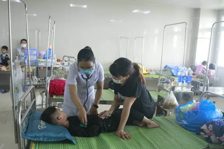 Chuyển mùa, số trẻ nhập viện do bệnh truyền nhiễm tăng đột biến - Ảnh 1. Chuyển mùa, số trẻ nhập viện do bệnh truyền nhiễm tăng đột biến - Ảnh 1.