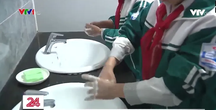 Trường học xây dựng thói quen rửa tay đúng cách để phòng dịch - Ảnh 4. Trường học xây dựng thói quen rửa tay đúng cách để phòng dịch - Ảnh 4.