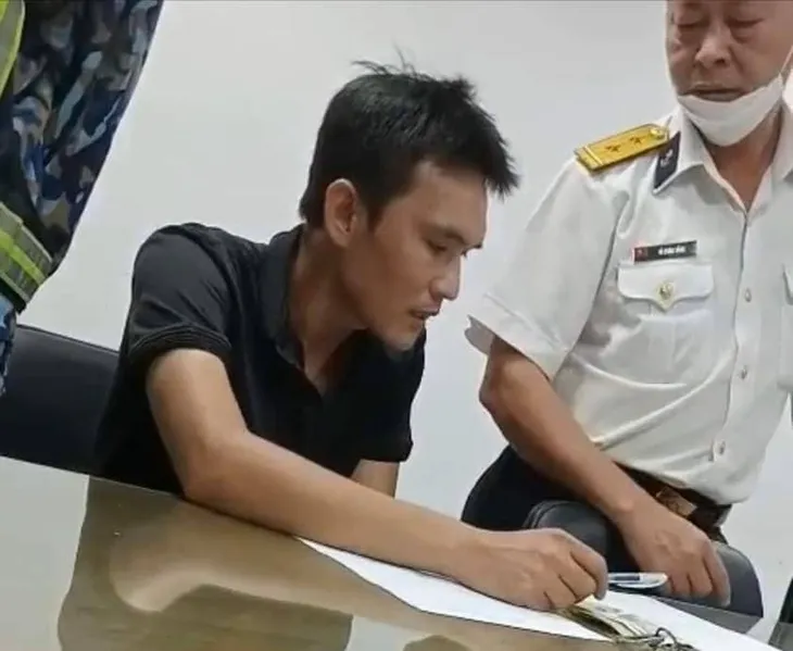 Lại bắt thanh niên đột nhập vào cảng Cát Lái lấy trộm tài sản - Ảnh 1. Lại bắt thanh niên đột nhập vào cảng Cát Lái lấy trộm tài sản - Ảnh 1.