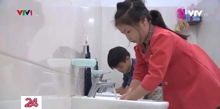 Trường học xây dựng thói quen rửa tay đúng cách để phòng dịch - Ảnh 5. Trường học xây dựng thói quen rửa tay đúng cách để phòng dịch - Ảnh 5.