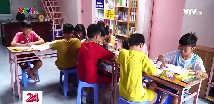 Lớp học 15 năm là ngôi nhà thứ hai của trẻ em khó khăn - Ảnh 2. Lớp học 15 năm là ngôi nhà thứ hai của trẻ em khó khăn - Ảnh 2.