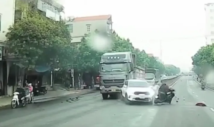 Xi-nhan phải nhưng tạt trái, ô tô gây tai nạn liên hoàn - Ảnh 1. Xi-nhan phải nhưng tạt trái, ô tô gây tai nạn liên hoàn - Ảnh 1.