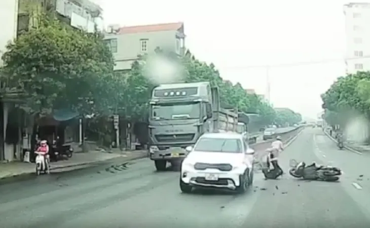 Xi-nhan phải nhưng tạt trái, ô tô gây tai nạn liên hoàn - Ảnh 2. Xi-nhan phải nhưng tạt trái, ô tô gây tai nạn liên hoàn - Ảnh 2.