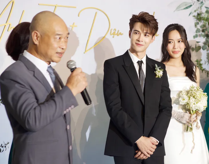 Diệu Nhi - Anh Tú song ca trong tiệc cưới ở Hà Nội - Ảnh 12. Diệu Nhi - Anh Tú song ca trong tiệc cưới ở Hà Nội - Ảnh 12.
